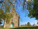 La chapelle de Saint-Uzec et son calvaire, vus depuis l'ancien chemin (...)