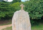 Le menhir de Saint-Uzec : vue des sculptures