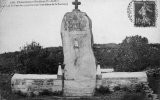 Le menhir de Saint-Uzec : photographie vers 1920