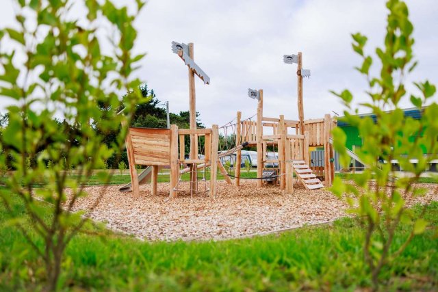 Aire de jeux pour enfants - camping municipal de Landrellec en Pleumeur-Bodou sur la Côte de Granit Rose, dans les Côtes d'Armor en Bretagne