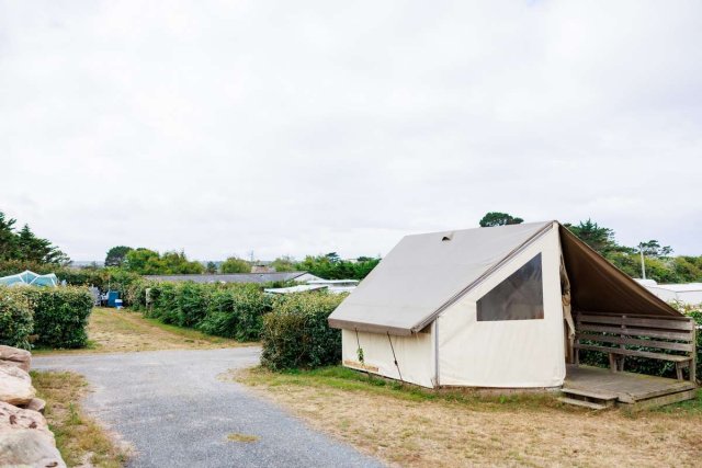 Hébergement randonneurs et cyclotouristes GR34 Côte de Granit Rose Pleumeur-Bodou tente lodge camping municipal