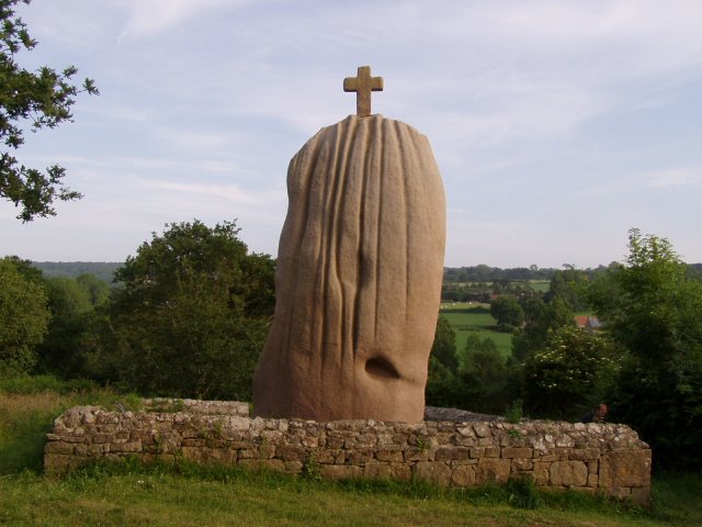 Le menhir de Saint-Uzec : vue arrière