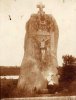 Le menhir de Saint-Uzec : photographie vers 1910